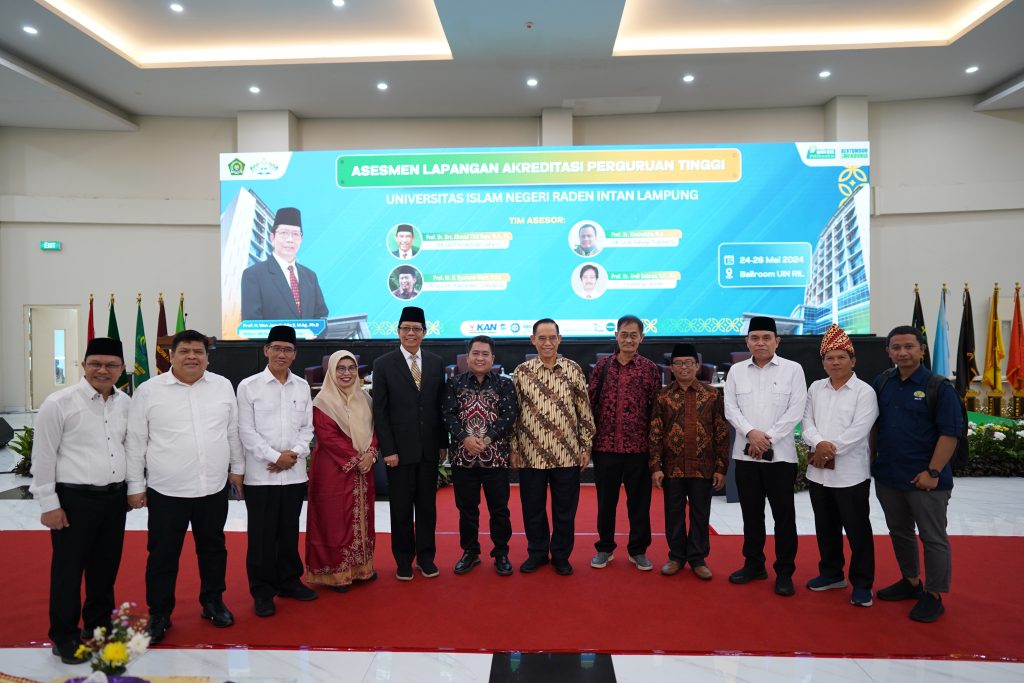 Direktur Diktis Kemenag bersama Rektor, Wakil Rektor, Kepala Biro, Tim asesor BAN-PT, Rektor IAIN Metro