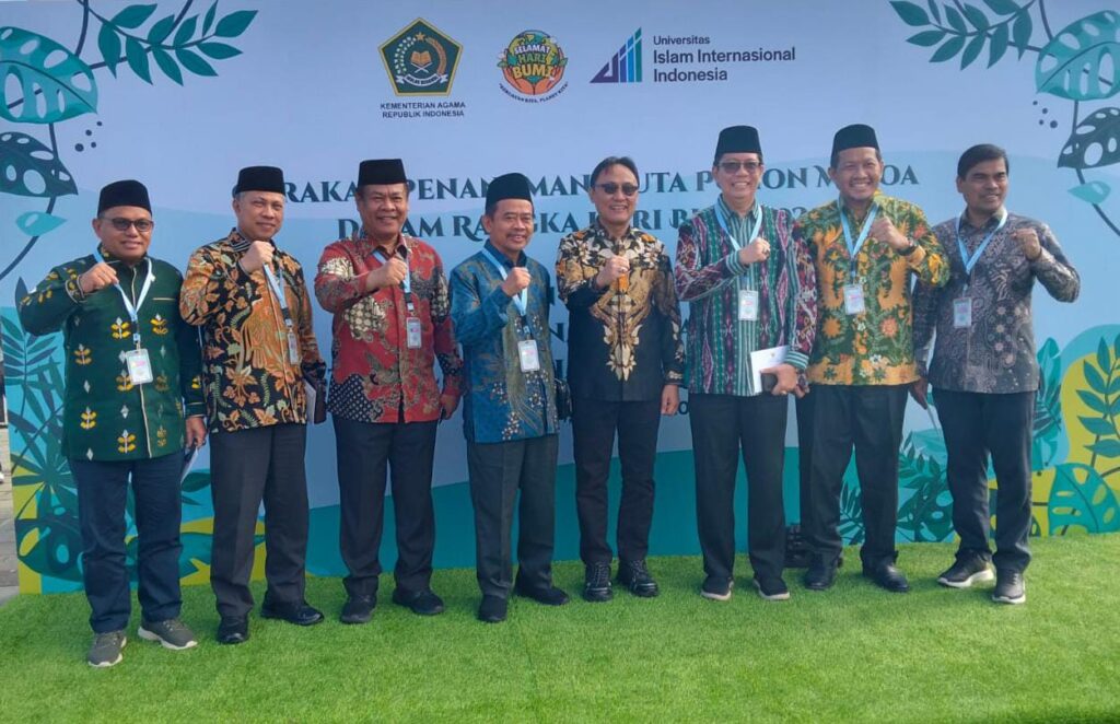 Rektor Prof H Wan Jamaluddin Z MAg PhD (tiga dari kanan), yang pada saat bersamaan ikut dalam agenda acara Gerakan Penanaman 1 Juta Pohon Matoa dan Peletakan Batu Pertama Pembangunan Pesantren Istiqlal Internasional Indonesia (PIII)