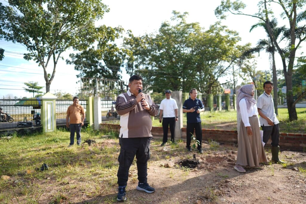 Wakil Rektor II UIN RIL Prof Dr Safari MSosI saat berikan sambutan pada giat Gerakan Penanaman 1 Juta Pohon Matoa