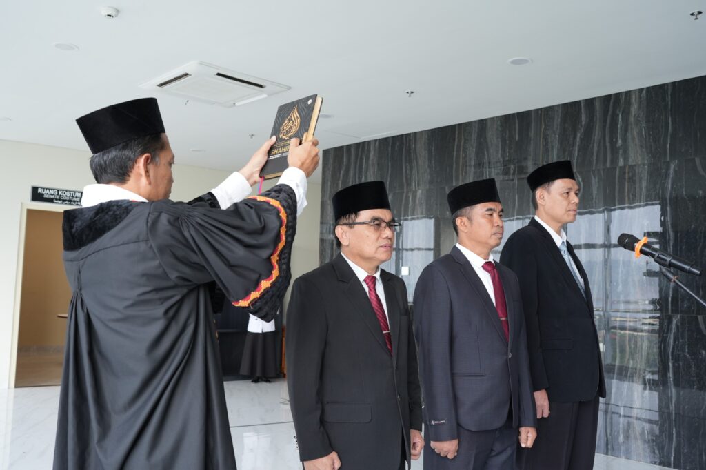 (ki-ka) Dr. Zarkasi, Prof. Andi Thahir, Bambang Irfani Ph.D saat mengambil sumpah jabatan