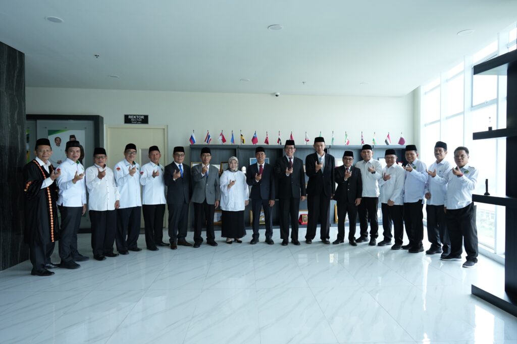 Foto bersama usai pelantikan Dekan Fakultas Psikologi Islam, Fakultas Saintek, dan Ketua LPM