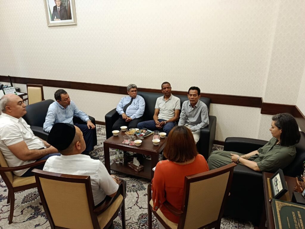 Bersama Direktur IBISRC, Shovosil Ziyodov, Ph.D dan para research fellow termasuk Damanhuri dari UIN RIL