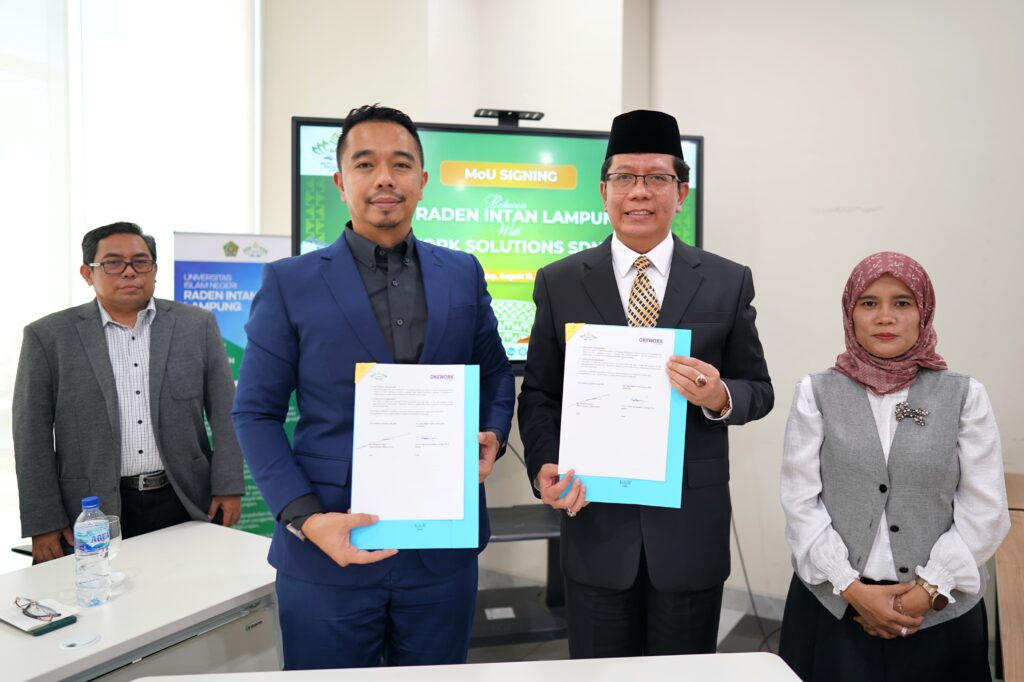Rektor Prof Wan Jamaluddin didampingi Kepala UPT Karier Dr Tin Amalia usai penandatanganan MoU dengan Onework Solutions Malaysia