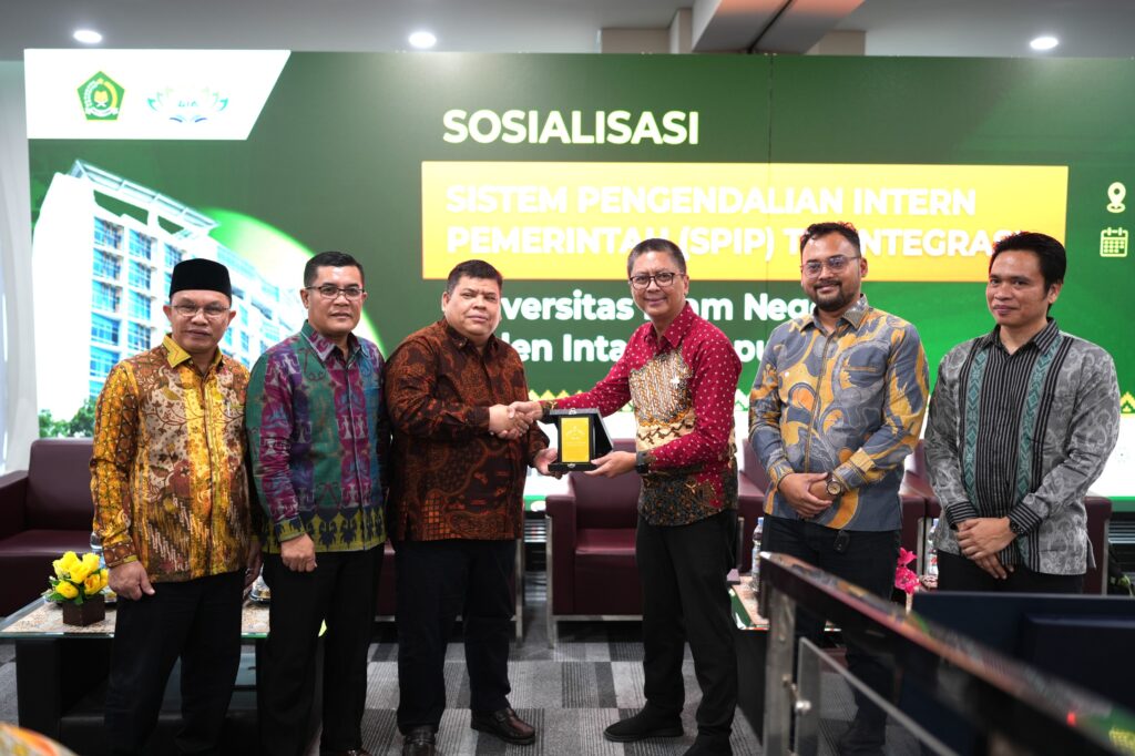 (ki-ka) Kepala Biro AAKK Dr. H Abdul Rahman, Kepala Biro AUPKK Dr. H. Juanda Naim, Wakil Rektor II Prof. Safari, Bentrastyadi, Devan Febriawan, Kepala SPI Dr Nanang Supriyadi