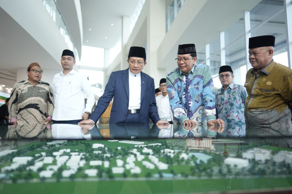 Menag RI Prof Nasaruddin Umar saat melihat maket pembangunan UIN RIL