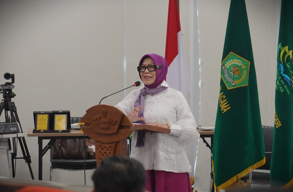 Dekan FTK UIN RIL, Prof. Dr. Hj. Nirva Diana, M.Pd