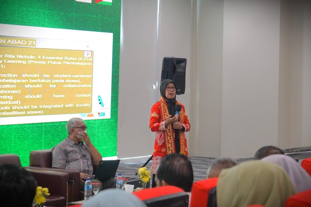 Prof. Dr. Herpratiwi, M.Pd., dari Universitas Lampung