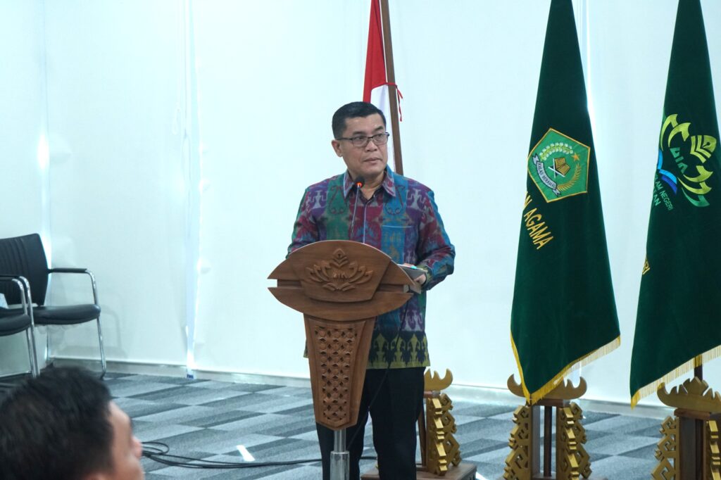 Kepala Biro AUPKK, Dr. H. Juanda Naim saat sampaikan laporan