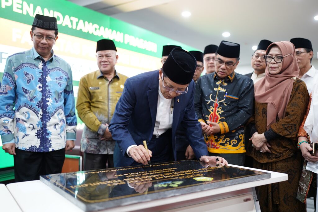 Menag RI Prof. Nasaruddin Umar saat menandatangani prasasti Gedung Fakultas Psikologi Islam dengan Fakultas Sains dan Teknologi UIN Raden Intan Lampung, Jumat (12/09/2025).