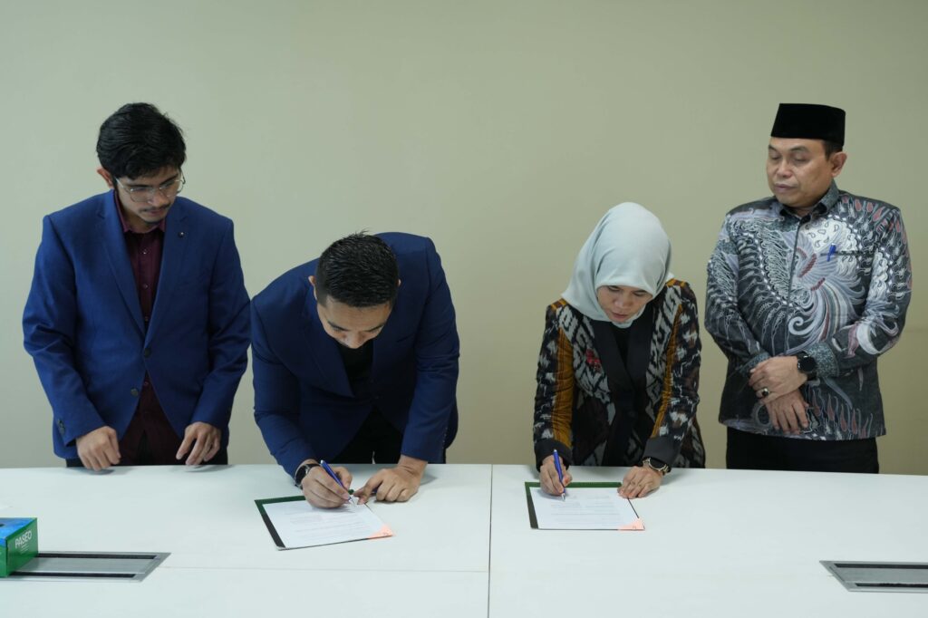 Penandatanganan MoA oleh Kepala UPT Pusat Pengembangan Kewirausahaan dan Karier, Dr. Tin Amalia, M.Si., dan Chief Executive Officer Onework Solutions, Abbyamir Sapie.