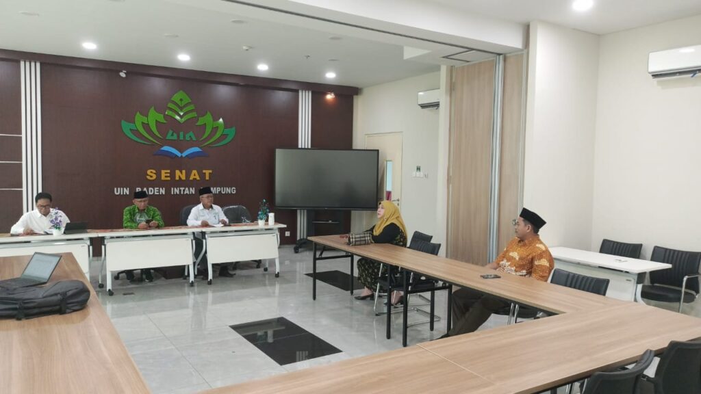Dekan dan Wakil Dekan I Fakultas Syariah saat rapat bersama Senat UIN Raden Intan Lampung