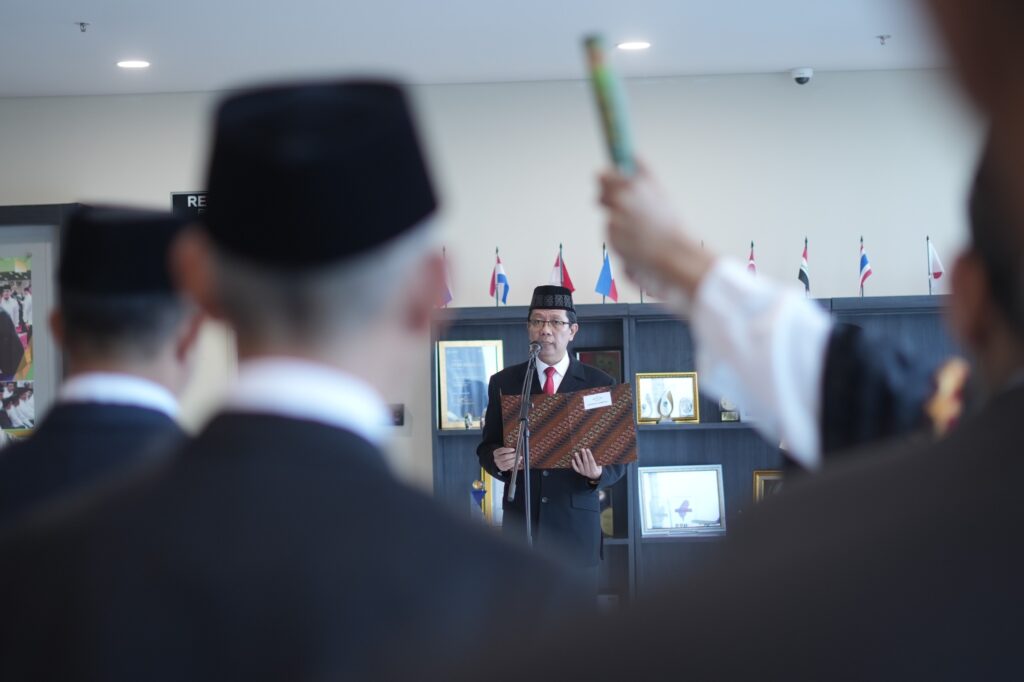 Rektor Prof. Wan Jamaluddin saat membacakan sumpah jabatan kepada pejabat yang dilantik